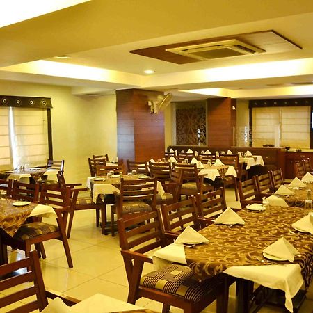 Oyo 742 Hotel Kings Park Индор Екстериор снимка