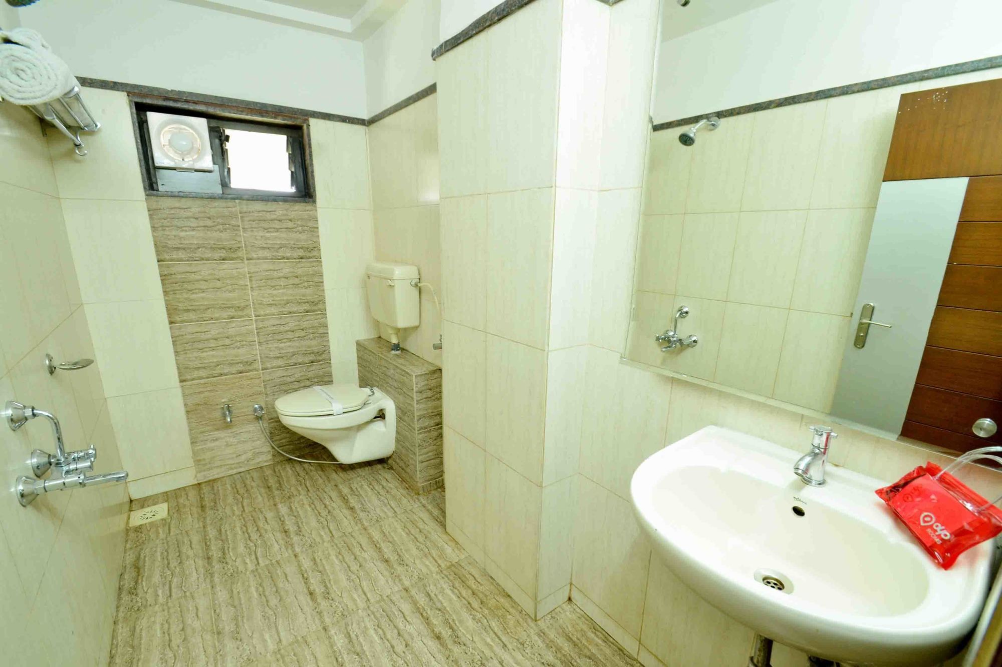 Oyo 742 Hotel Kings Park Индор Екстериор снимка